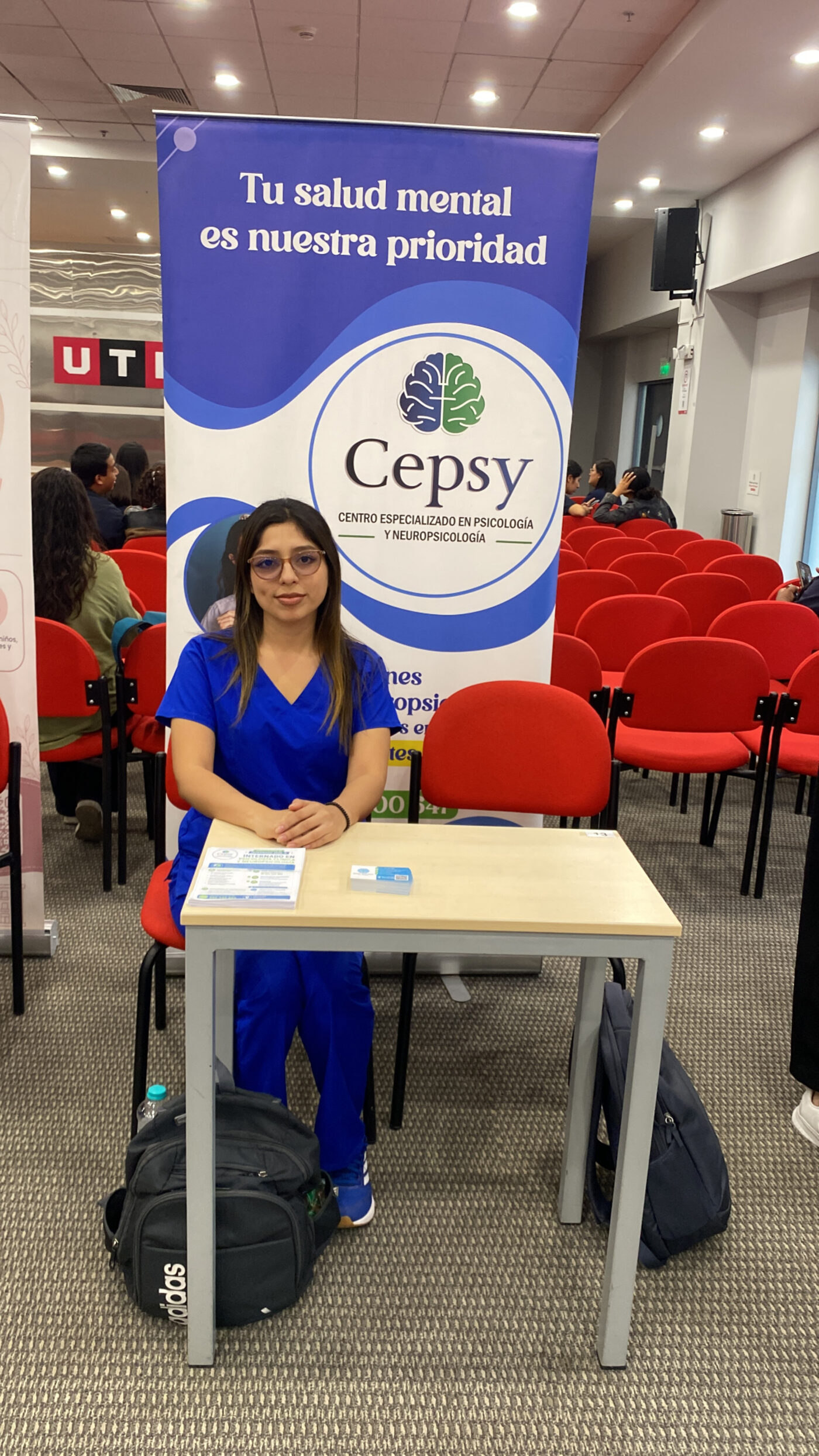 Interna de CEPSY representando al centro en evento universitario