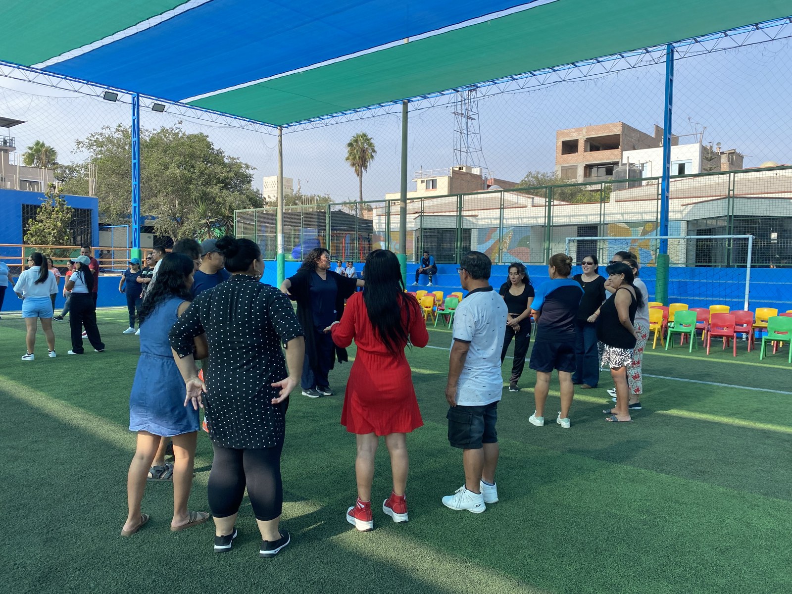 Estudiantes y familias participando en taller CEPSY en Vanguard Schools